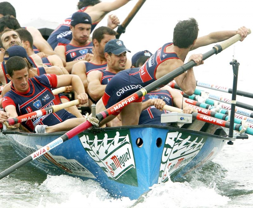 La trainera de Urdaibai en las aguas de El Astillero de Guarnizo. Foto: EFE