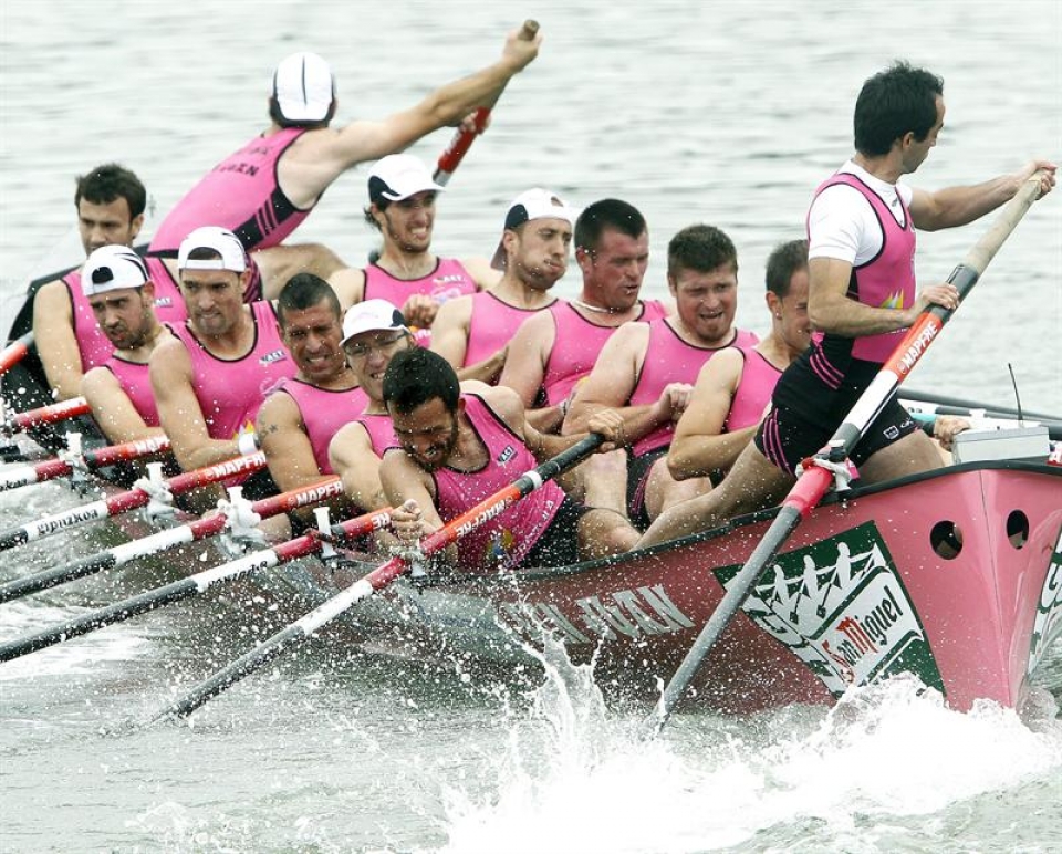 La trainera de San Juan en las aguas de El Astillero de Guarnizo. Foto: EFE