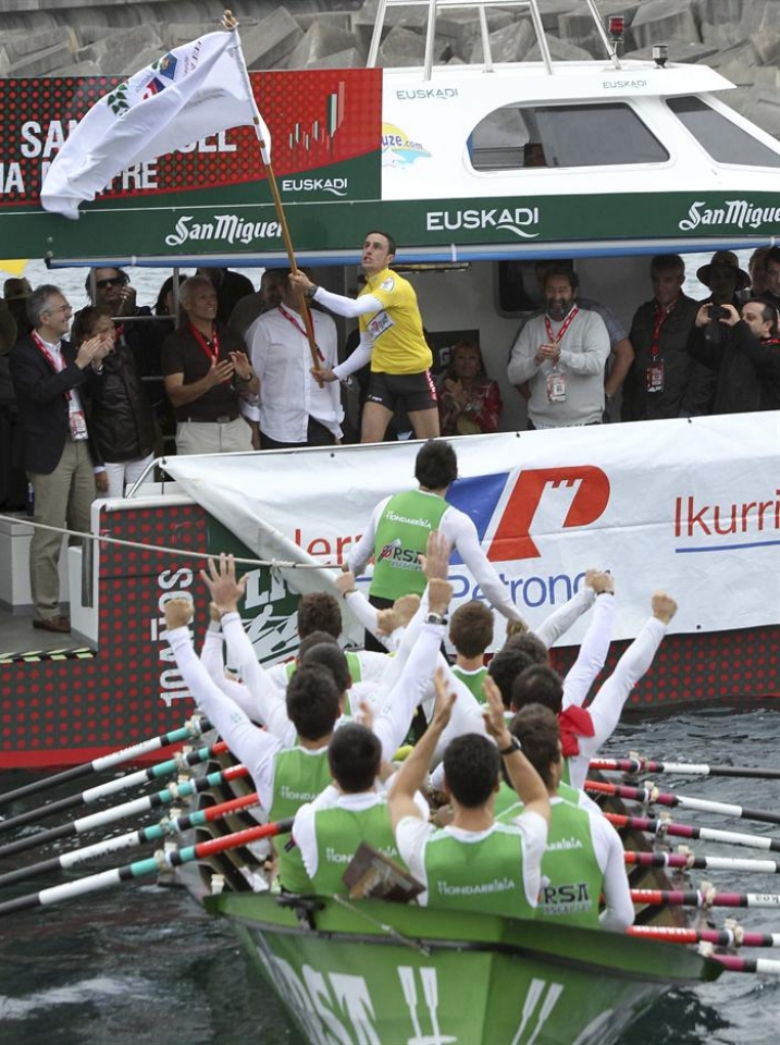 La tripulación de Hondarribia celebra la victoria obtenida en la Bandera Petronor. Foto: EFE