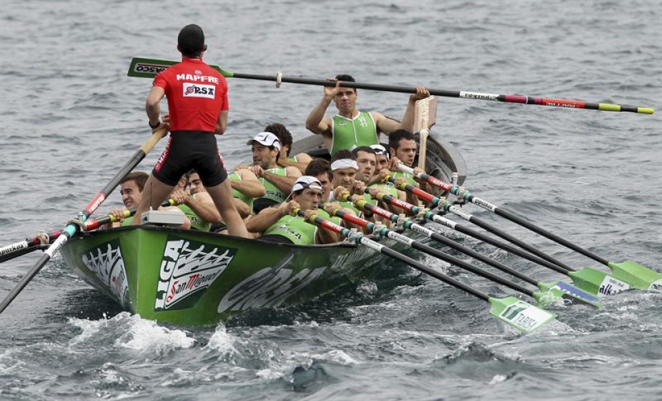 La trainera 'Ama Guadalupekoa' en las aguas de Zierbena. Foto: EFE