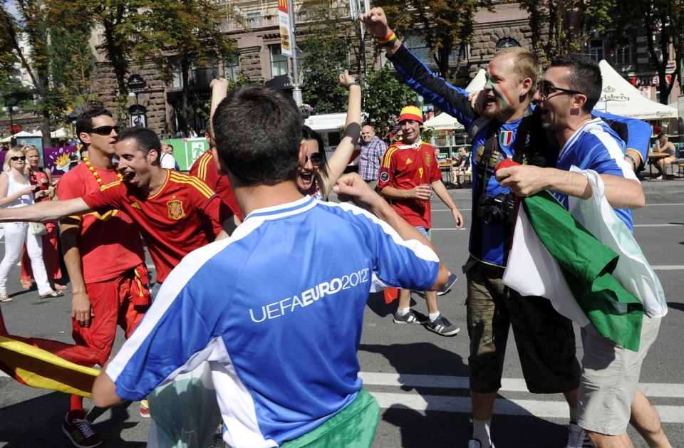 Espainiako eta Italiako zaleak elkarrekin Kieveko kaleetan. EFE