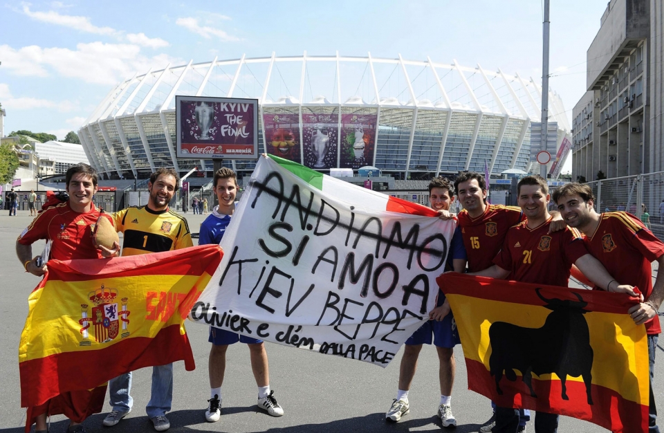 Espainiako jarraitzaileak Kieveko estadioaren kanpoaldean. EFE