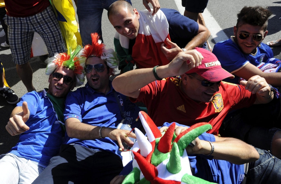 Espainiako eta Italiako zaleak elkarrekin Kieveko kaleetan. EFE