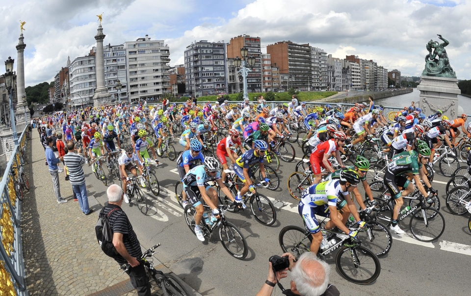 El pelotón pasa por Lieja (Bélgica) en la primera etapa. EFE