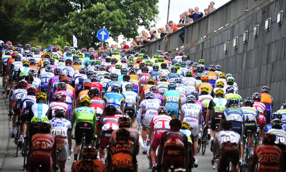 El pelotón pasa por Lieja (Bélgica) en la primera etapa. EFE