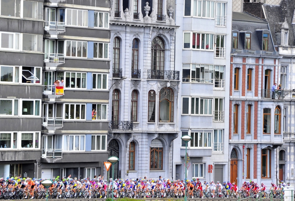 El pelotón pasa por Lieja (Bélgica) en la primera etapa. EFE