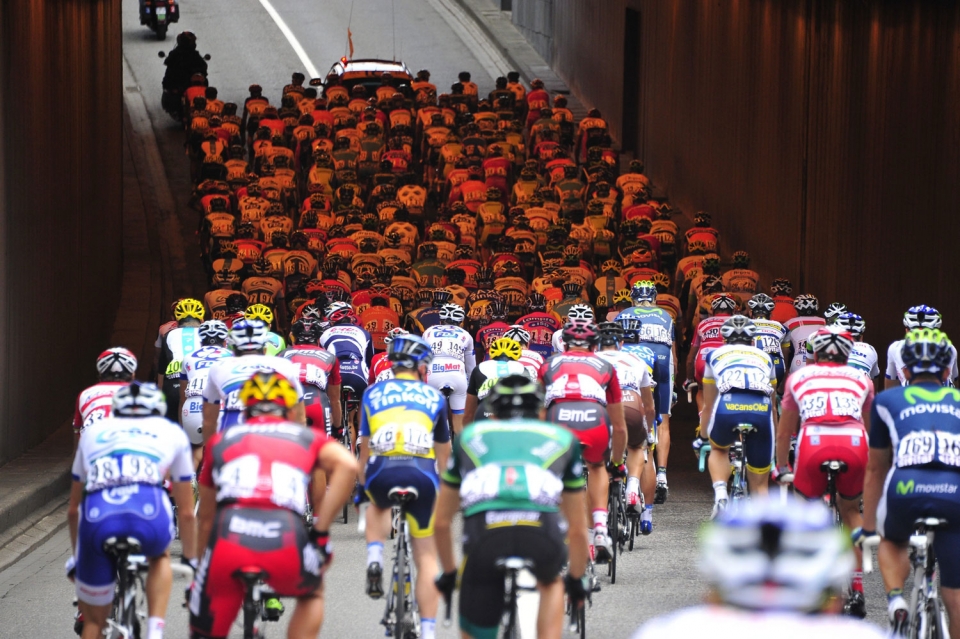 El pelotón pasa por Lieja (Bélgica) en la primera etapa. EFE