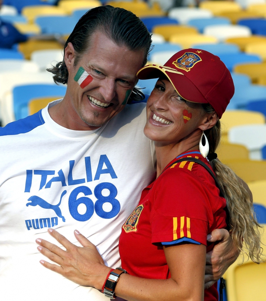 Espainiako eta Italiako jarraitzaileak finalaren hasiera itxaroten. EFE