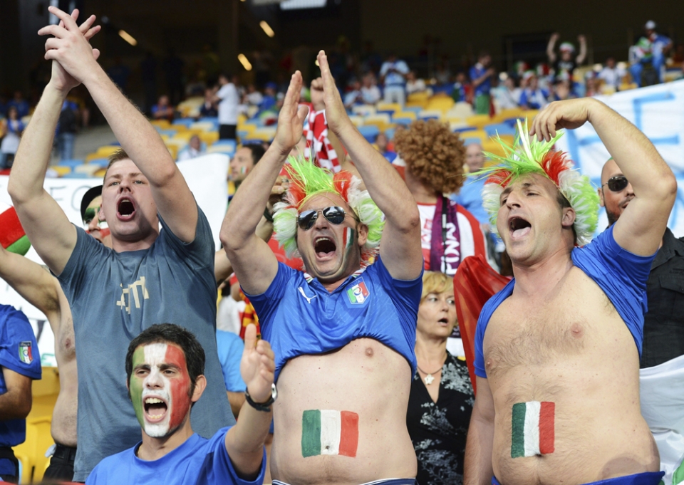 Italiako zaleak euren selekzioa animatzen. EFE.