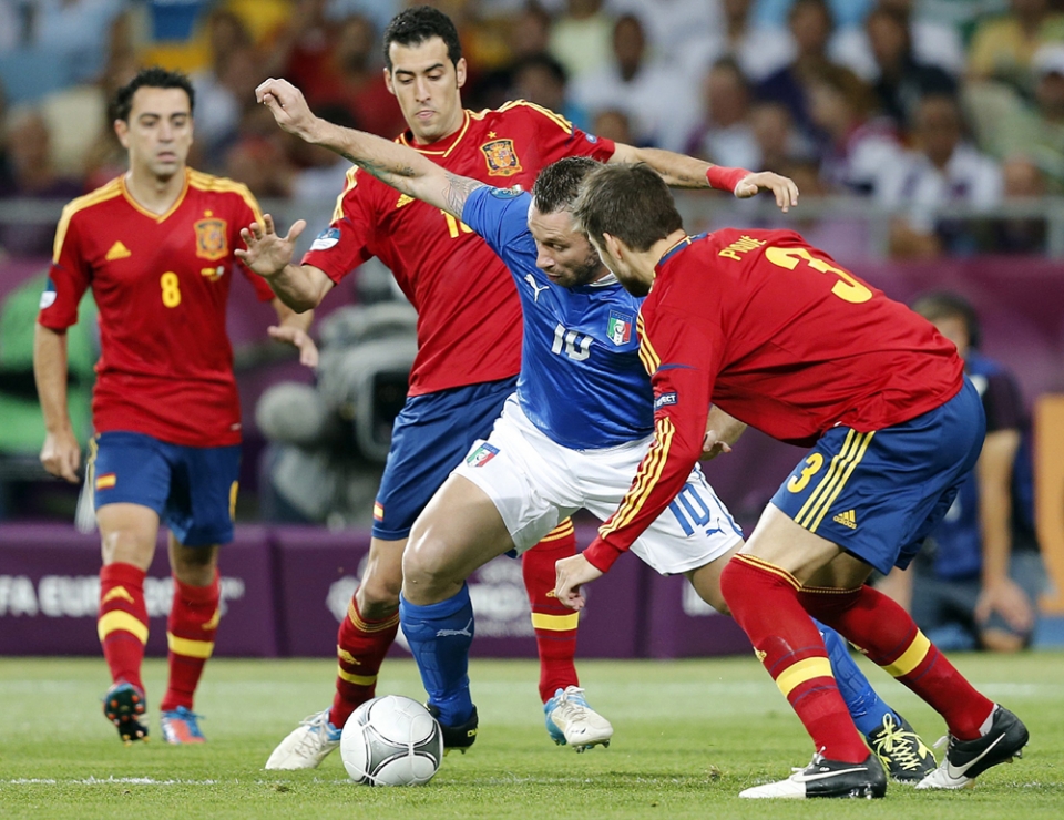 Antonio Cassano, Alvaro Arbeloa eta Gerad Piqueren artean. EFE.