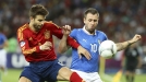 Gerard Pique eta Antonio Cassano baloi baten bila. EFE. title=
