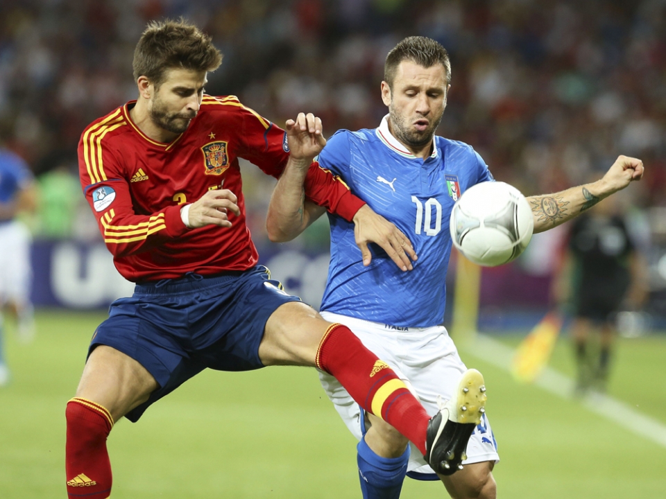 Gerard Pique eta Antonio Cassano baloi baten bila. EFE.