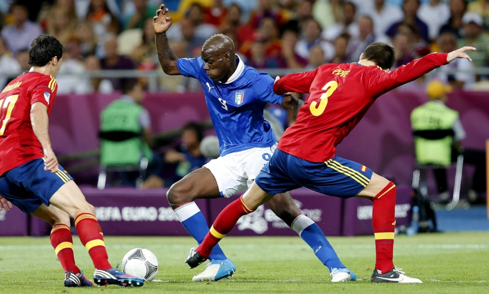 Mario Balotelli, Gerard Piqueren eta Alvaro Arbeloaren artean. EFE.