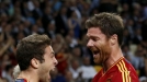 Jordi Alba eta Xabi Alonso bigarren gola ospatzen. EFE. title=