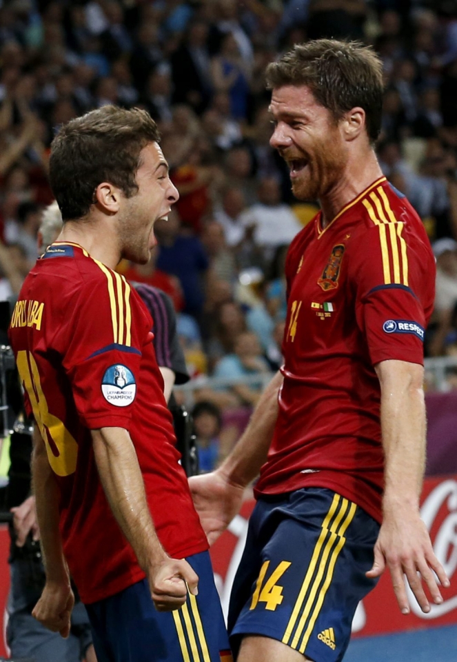 Jordi Alba eta Xabi Alonso bigarren gola ospatzen. EFE.