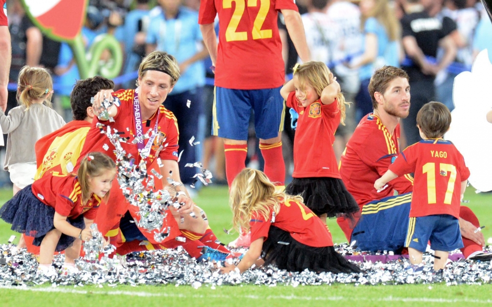 Fernando Torres eta Sergio Ramos, umeekin jolasean. Argazkia: EFE