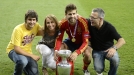 Gerard Pique, familiarekin. Argazkia: EFE title=