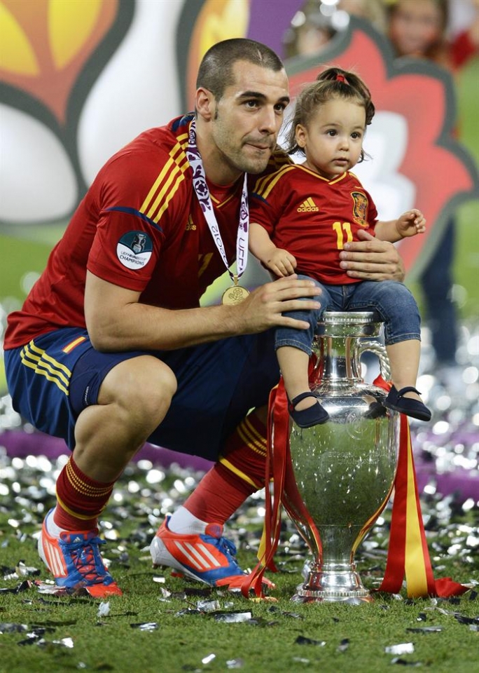 Alvaro Negredo, alabarekin. Argazkia: EFE