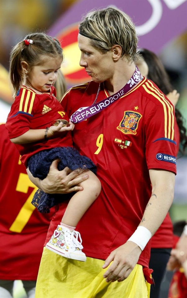 Fernando Torres Nora alabarekin. Argazkia: EFE