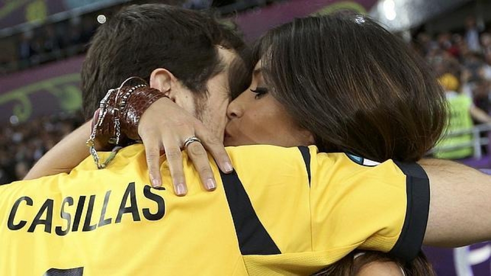 Iker Casillasek Sara Carbonero besarkatu du partidaren amaieran. Argazkia: EFE