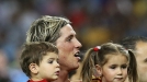 Fernando Torres Nora eta LEo seme-alabeki. Argazkia: EFE title=