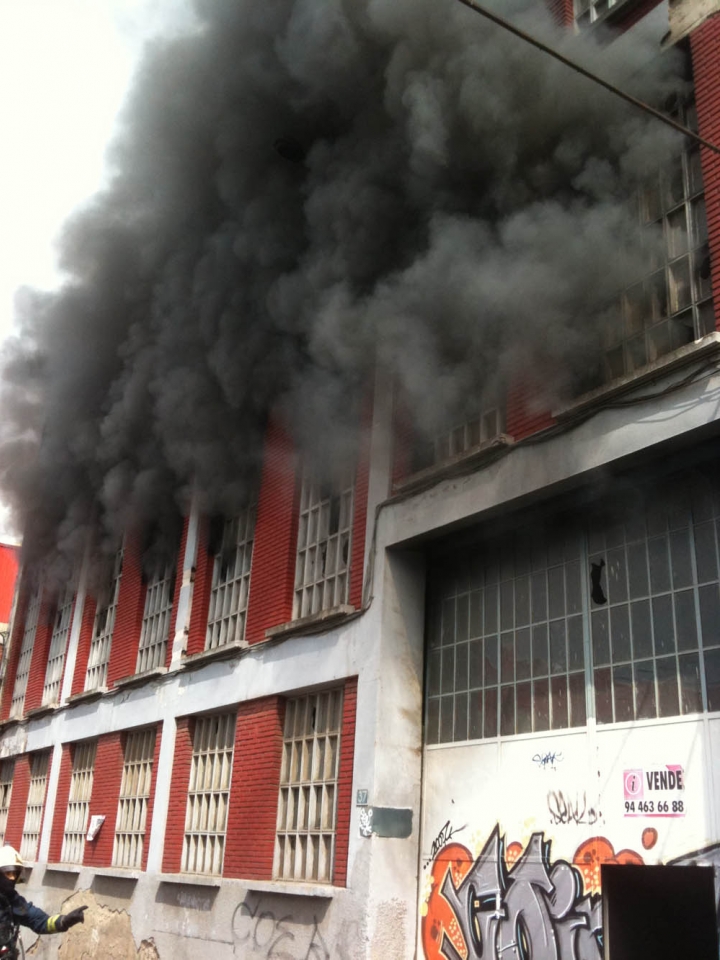 La empresa Reim de Erandio, ardiendo.