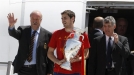 Del Bosque, Iker Casillas eta Angel Maria Villar Barajaseko aireportuta iristerakoan. Argazkia: EFE title=