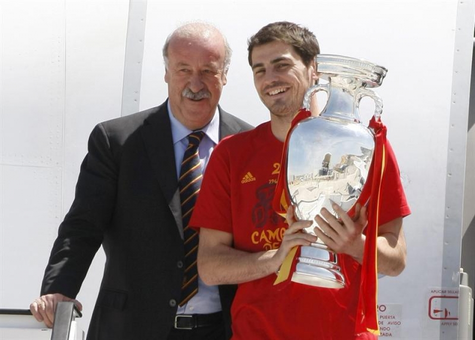 Vicente Del Bosque eta Iker Casillas Europako koparekin. Argazkia: EFE