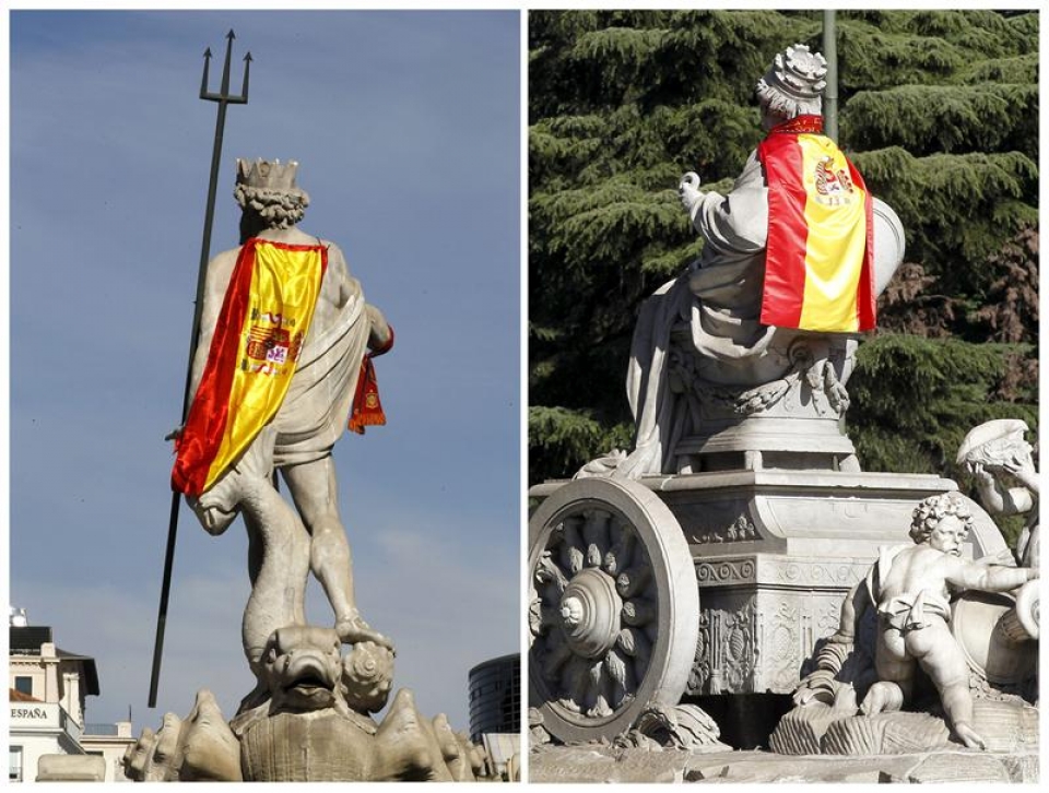Cibeles eta Neptuno Espainiako banderarekin jantzita. Argazkia: EFE