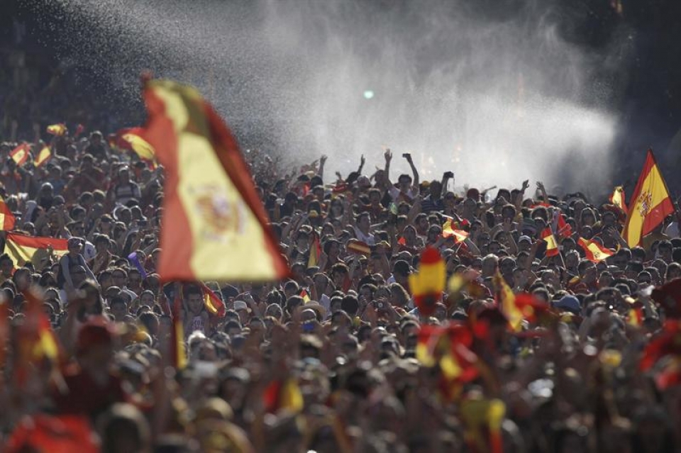 Miloika zale Cibelesen Eurokopako titulua Espainiako selekzioarekin batera ospatzen. Argazkia: EFE