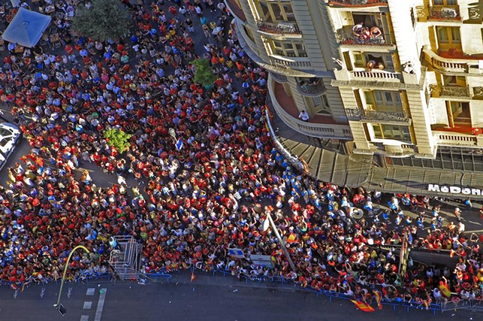 Madrileko Gran Via jendez gainezka Espainiako selekzioarekin batera titulua ospatzeko. Argazkia: EFE