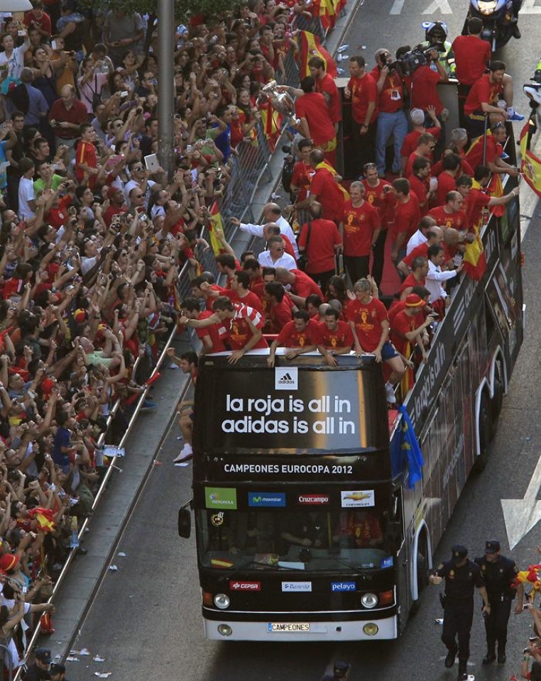 Jokalariek zaleak agurtzen dituzte autobusetik. Argazkia: EFE