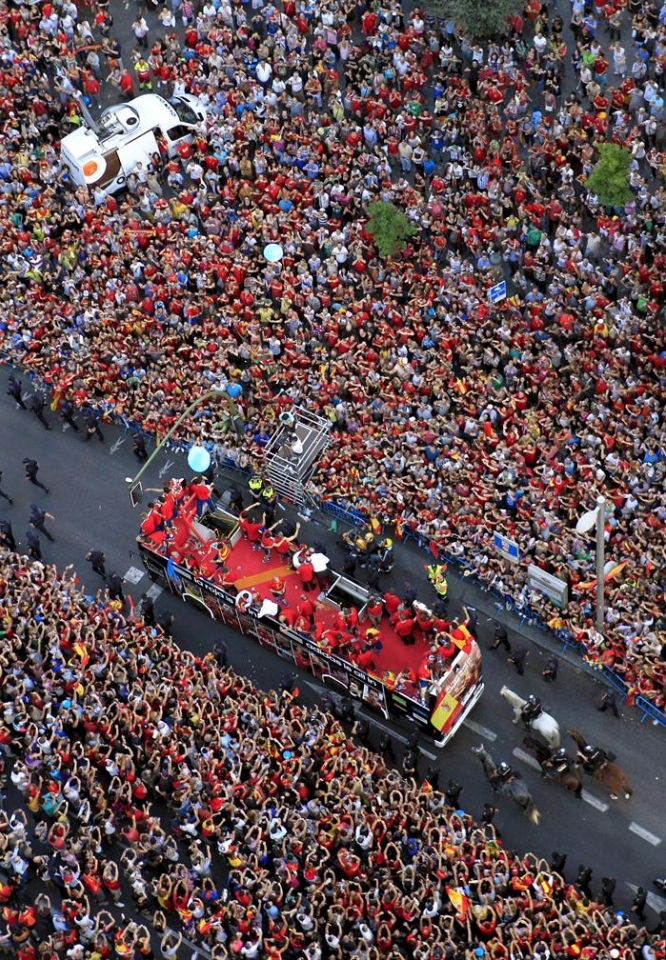 Espainiako selekzioaren autobusa Cibeles plazara gerturatzen. Argazkia: EFE