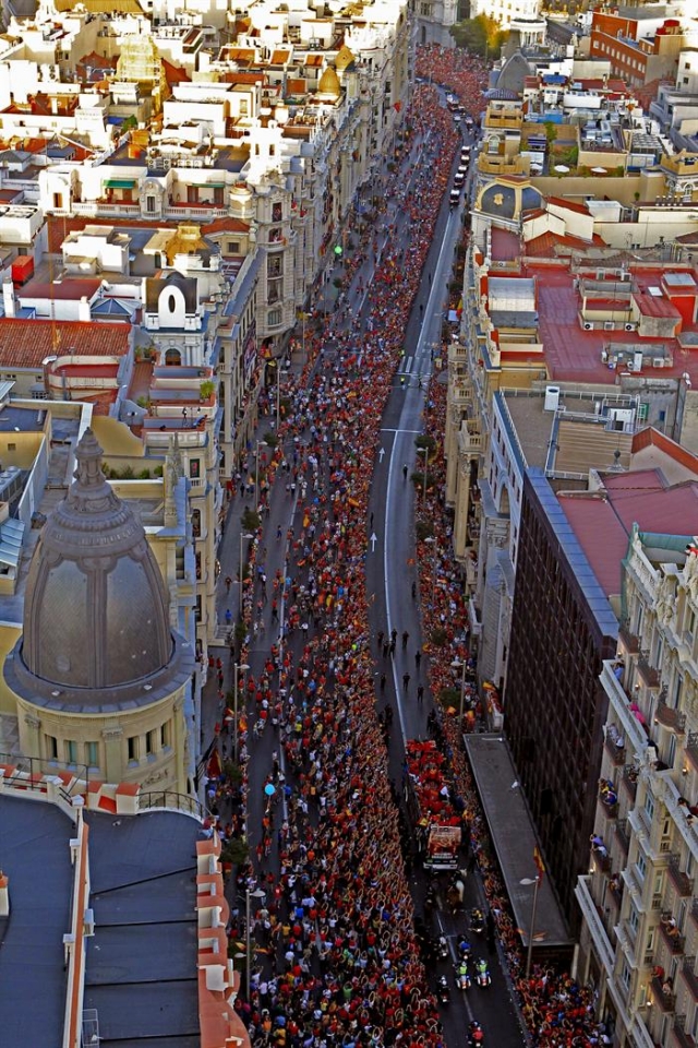 Madrileko Gran Viaren aireko irudia Espainiaren autobusa bertatik pasatzerakoan. Argazkia: EFE