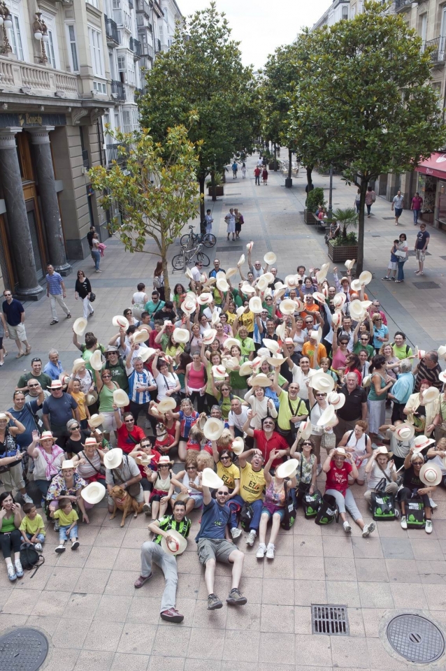 Foto final, sombreros al aire