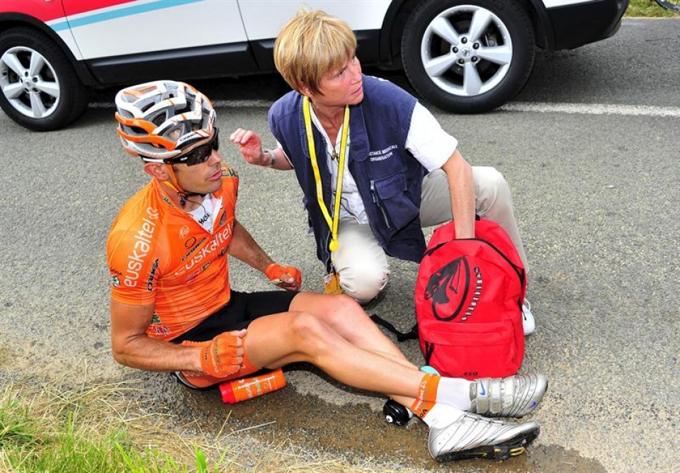 Pablo Urtasun recibe atención médica tras sufrir una caída en la tercera etapa del Tour. Foto: EFE