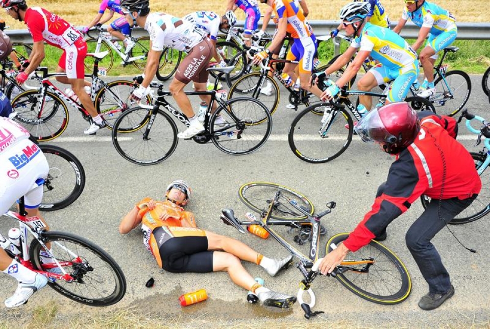 Pablo Urtasun sufre una caída durante la tercera etapa del Tour de Francia. Foto: EFE
