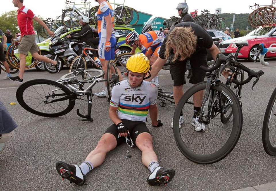 Mark Cavendish, en el suelo tras una dura caída. Foto: EFE