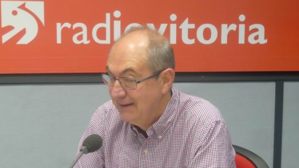 Eugenio Ruiz Urrestarazu, en los estudios de Radio Vitoria. Foto: EITB.