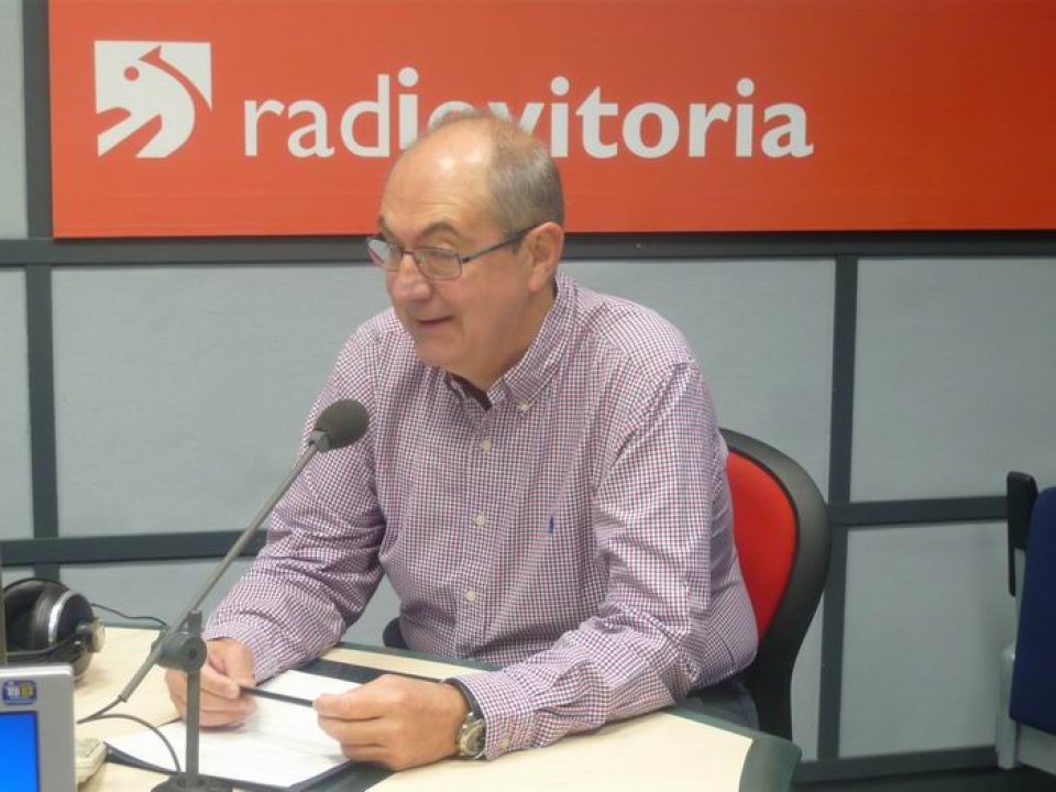 Eugenio Ruiz Urrestarazu, en los estudios de Radio Vitoria. Foto: EITB.