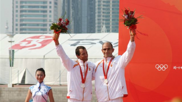 Iker Martínez y Xabier Fernández celebran la plata de Pekín. Foto: www.ikermartinez.com.