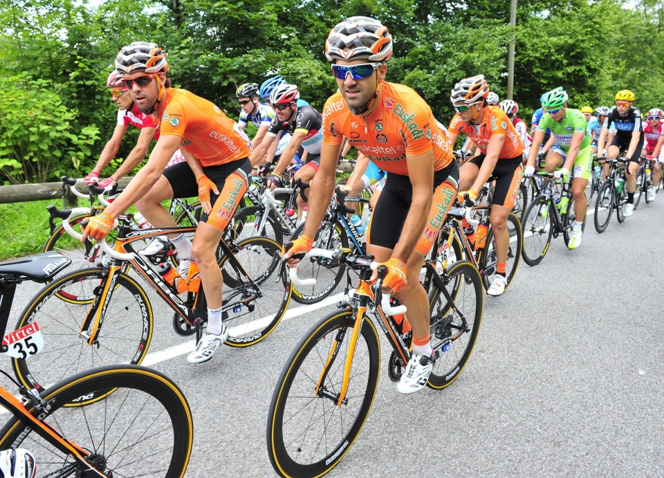 Los corredores de Euskaltel en el pelotón del Tour. EFE