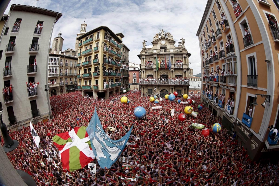 Plaza del ayuntamiento durante el txupinazo. EFE