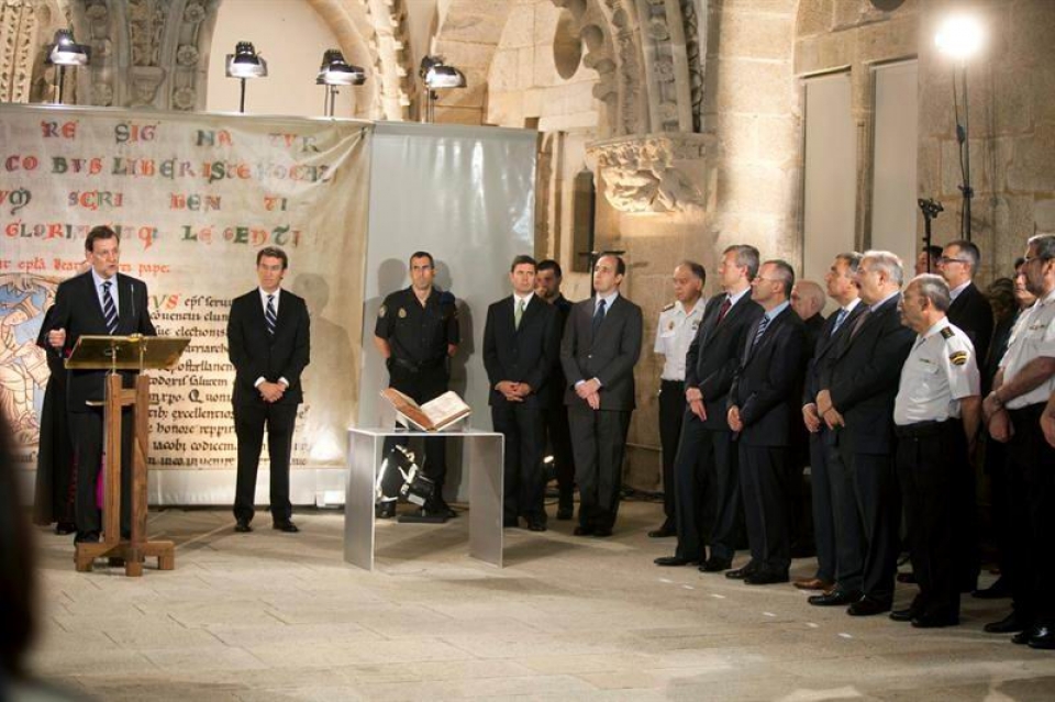 El manuscrito del siglo XII ha sido entregado por Mariano Rajoy. Foto: EFE