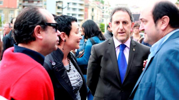 El padre de Iñigo Cabacas, junto a Ione Goirizelaia, Alfonso Gil y Andoni Ortuzar. Foto: EFE