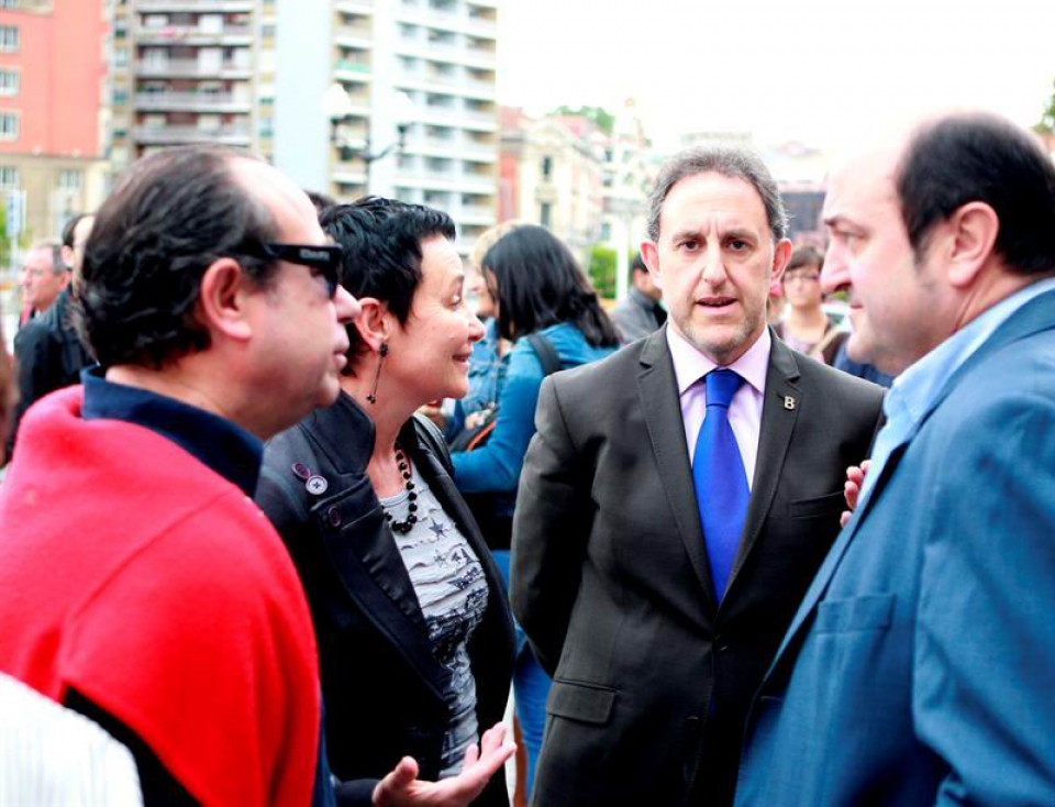 El padre de Iñigo Cabacas, junto a Ione Goirizelaia, Alfonso Gil y Andoni Ortuzar. Foto: EFE