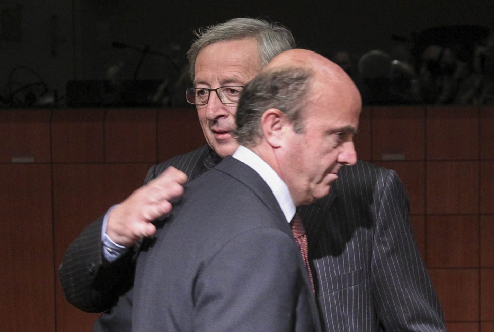 El presidente del Eurogrupo, Jean-Claude Juncker, y el ministro de Economía De Guindos. EFE