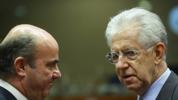 El ministro español de Economía, Luis de Guindos, junto a Monti.