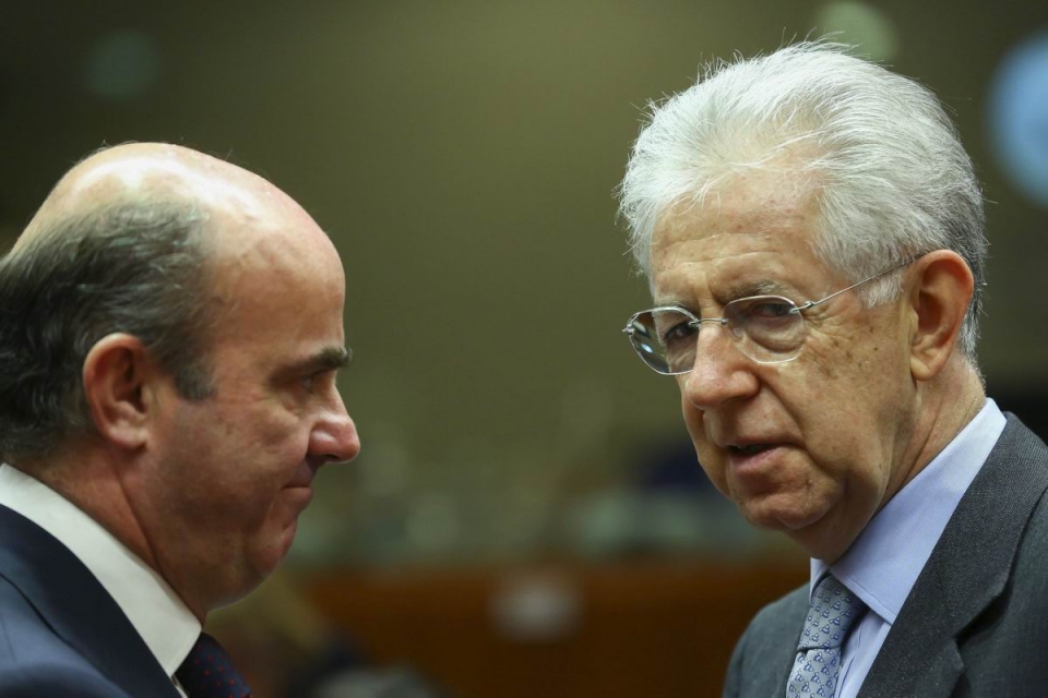 El ministro español de Economía, Luis de Guindos, junto a Monti.