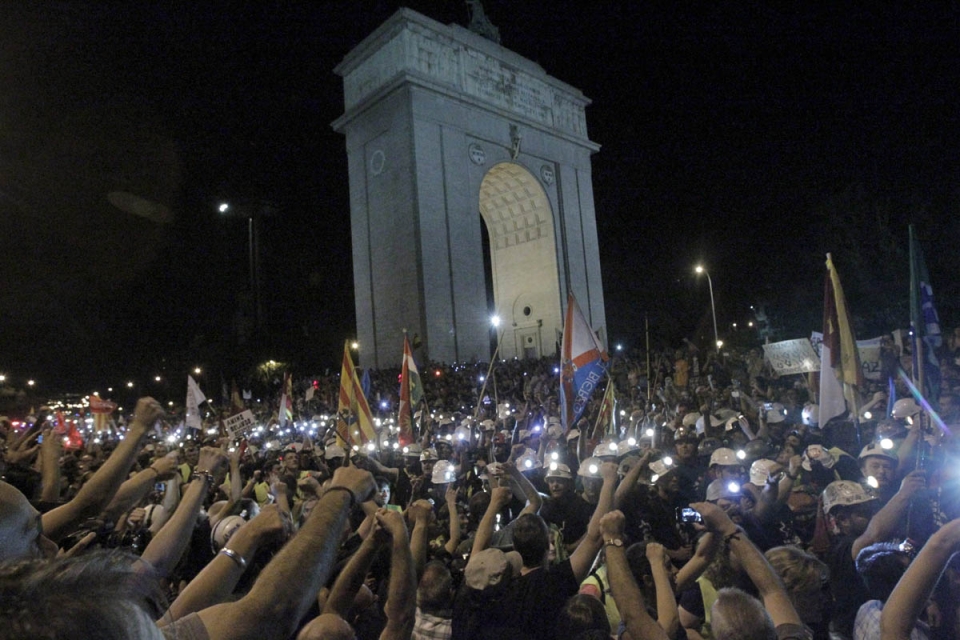 Los mineros y los ciudadanos que les apoyan, en la Puerta del Sol.